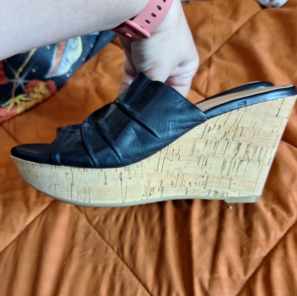 NINE WEST SIZE 8M BLACK LEATHER AND WEDGE SANDLES - Picture 4 of 8